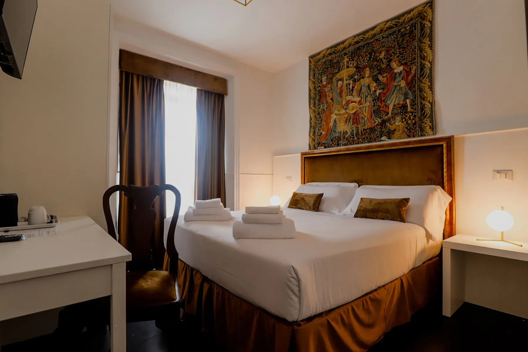 Camera di Imperial Suite Rome con arazzo e testiera in velluto