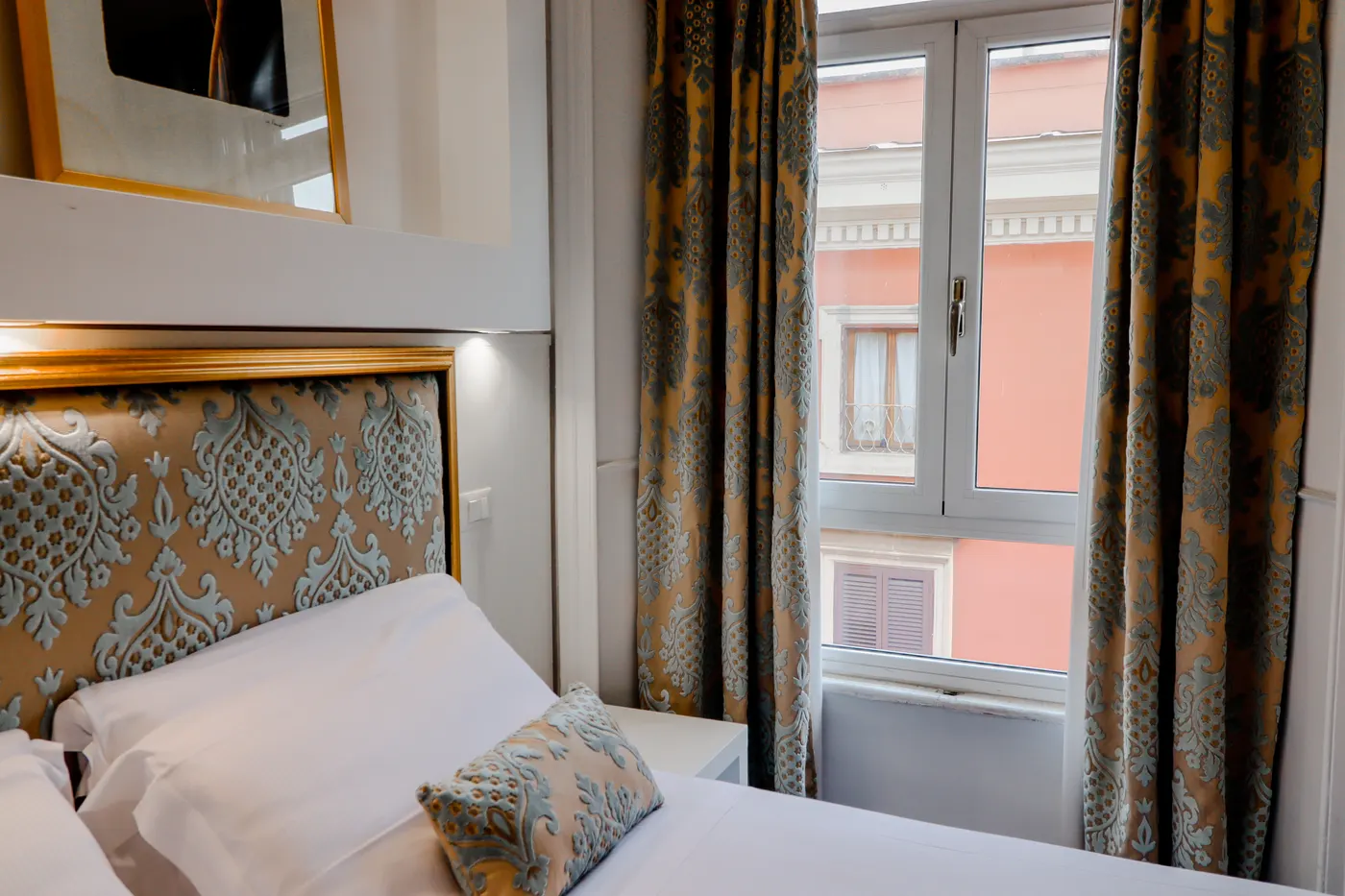 L'ingresso di Imperial Suite Rome, su Corso d'Italia