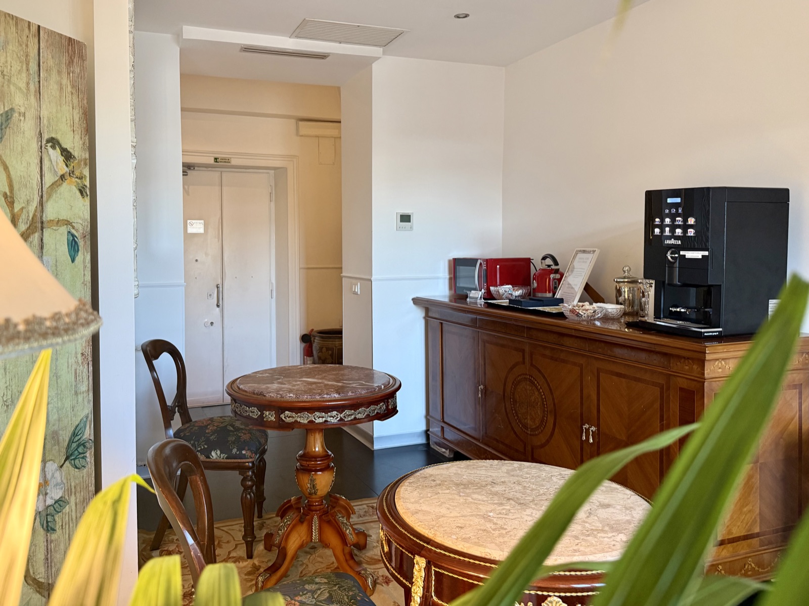 Il lounge comune di Imperial Suite Rome, con il caffè del mattino