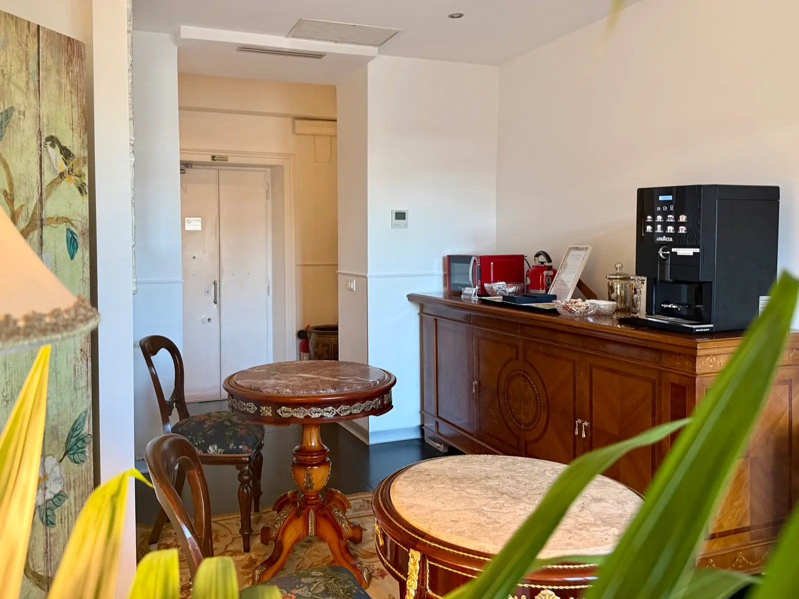 Il lounge comune di Imperial Suite Rome, con il caffè del mattino