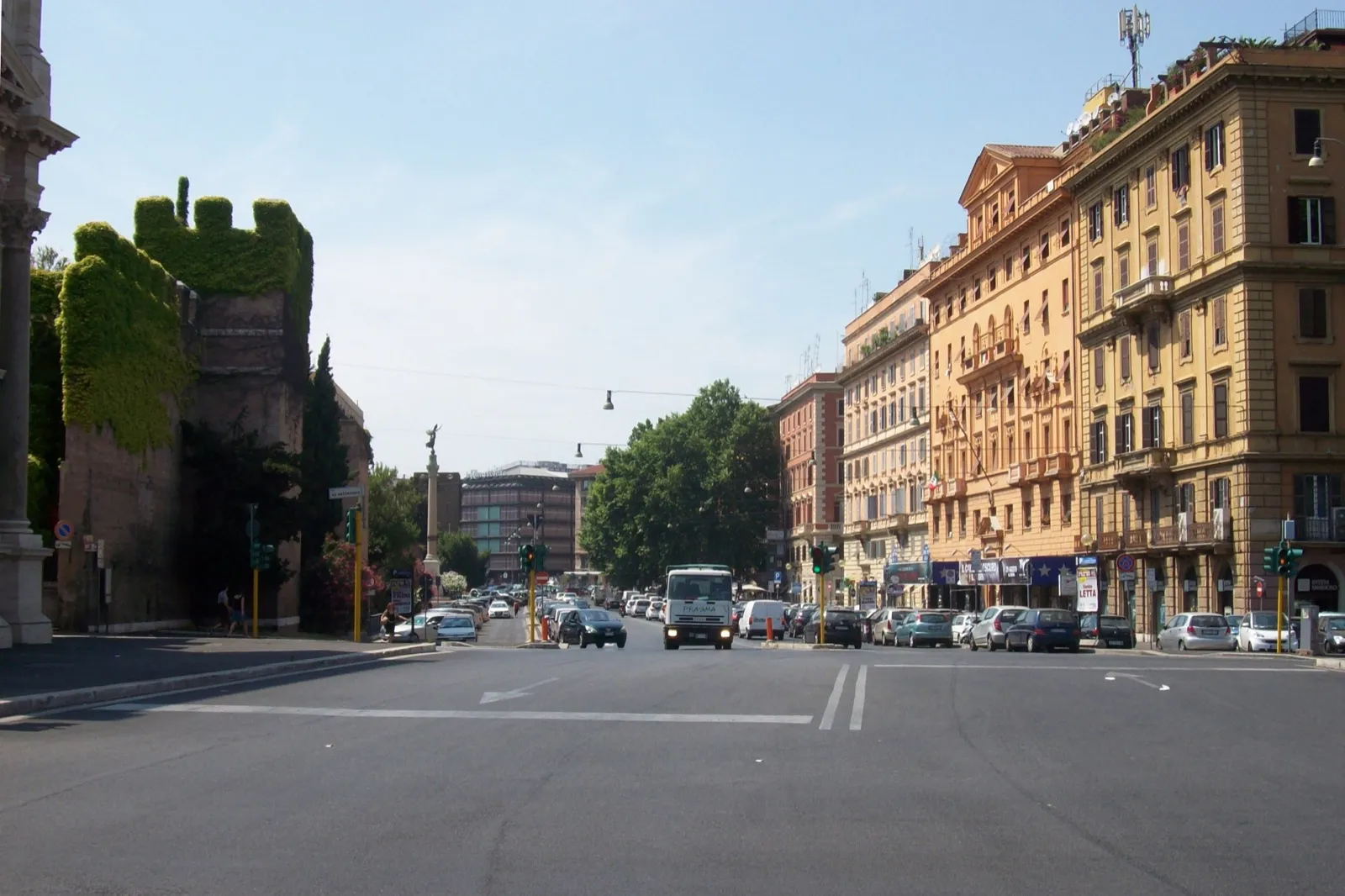 Le Mura Aureliane coperte d'edera su Corso d'Italia, davanti ai palazzi del Pinciano
