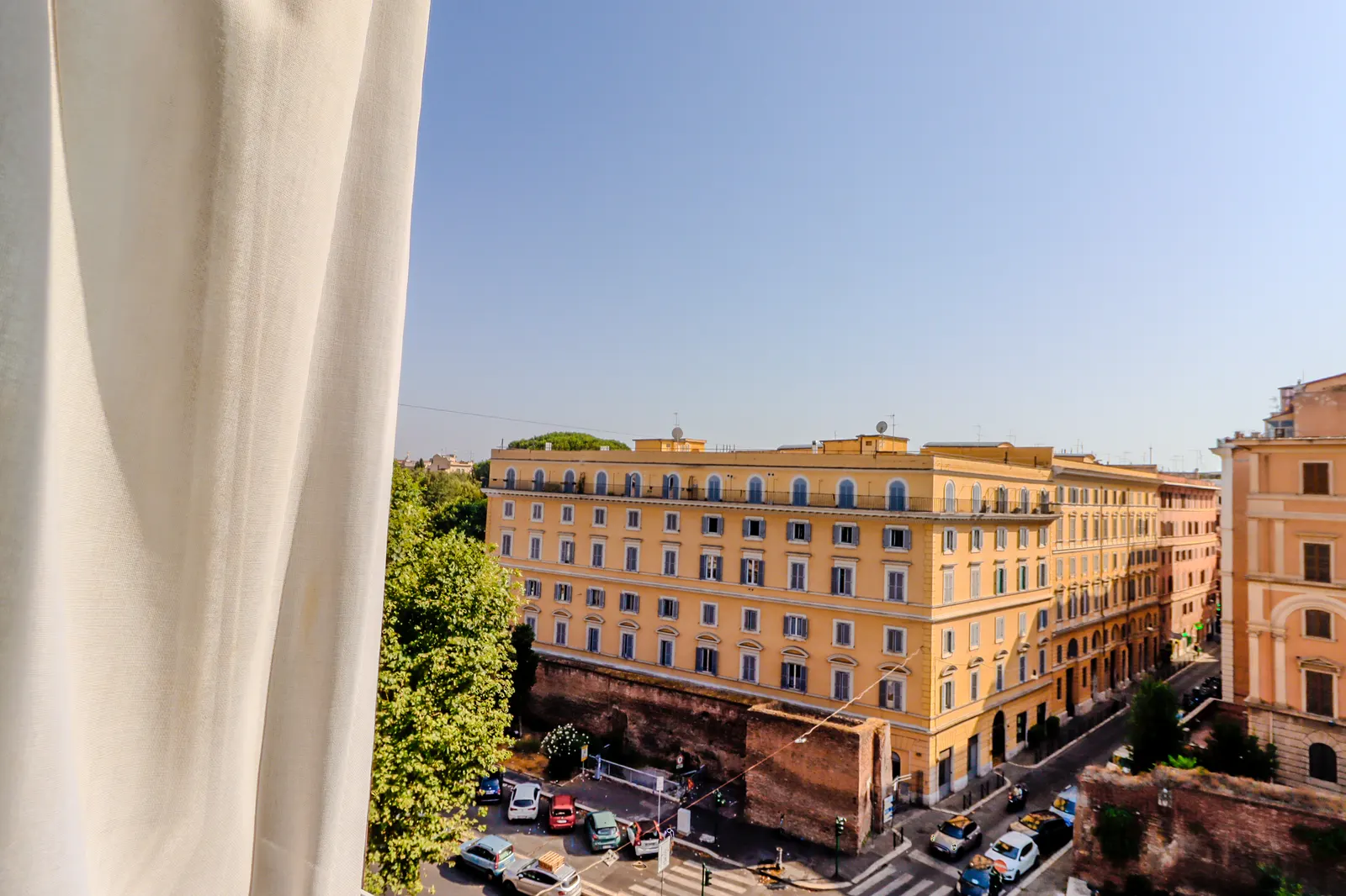 Vista dalla finestra sulle Mura Aureliane e sui palazzi di Corso d'Italia