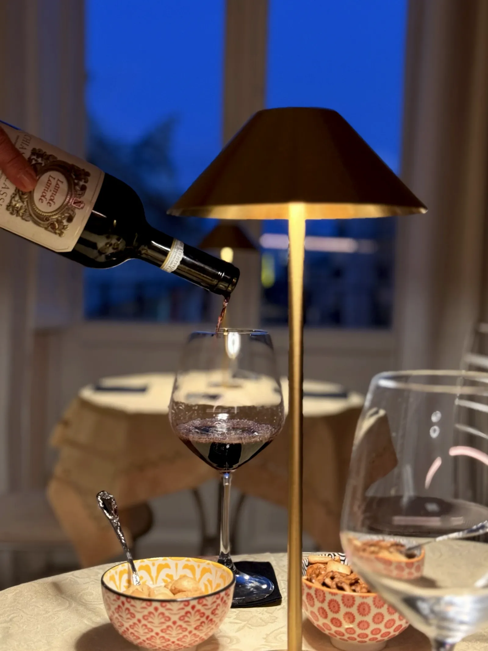 Un calice versato al tavolo del bar del Lilium, la sera