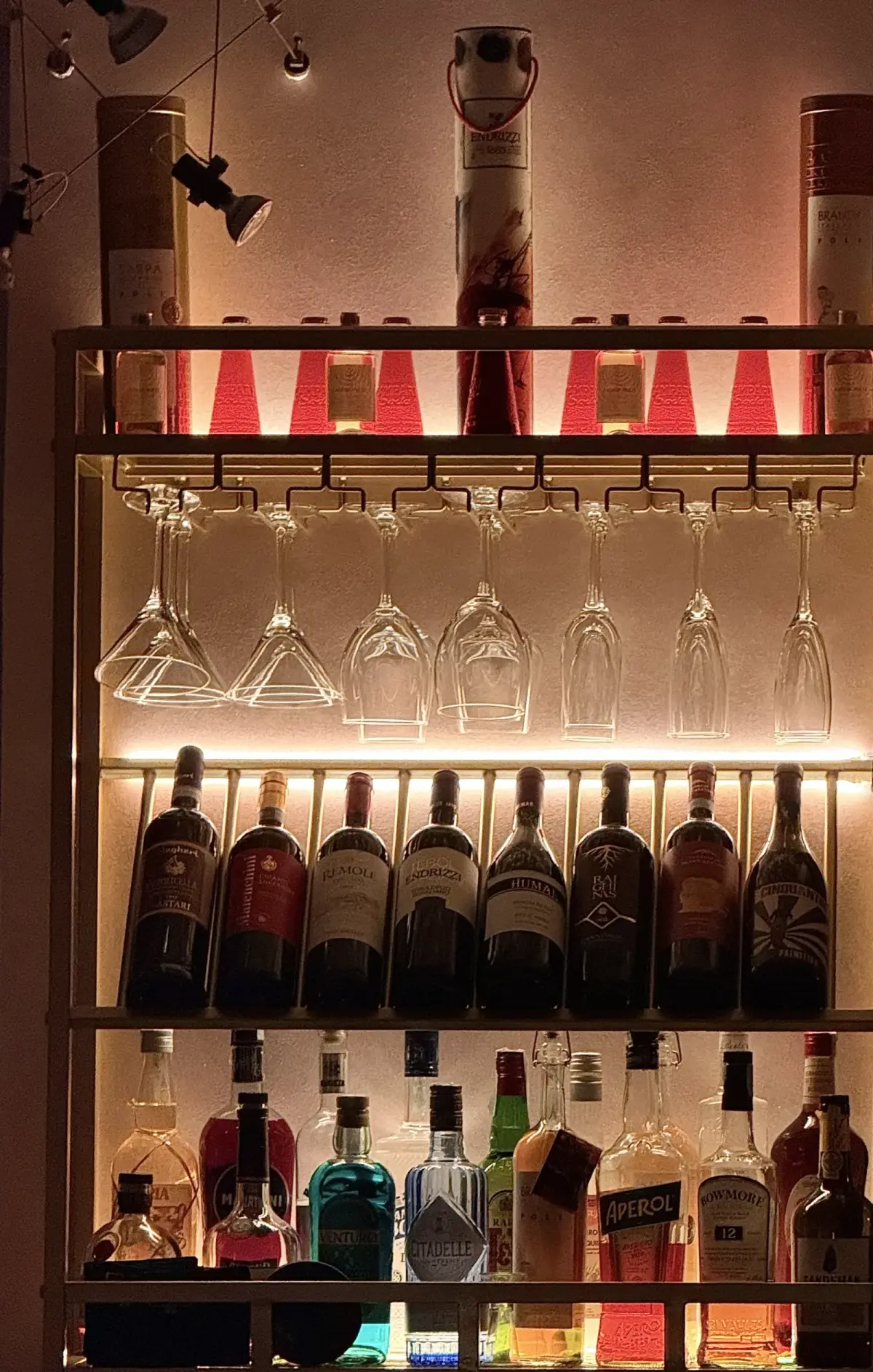 Il bar della hall del Lilium: bottiglie e calici retroilluminati