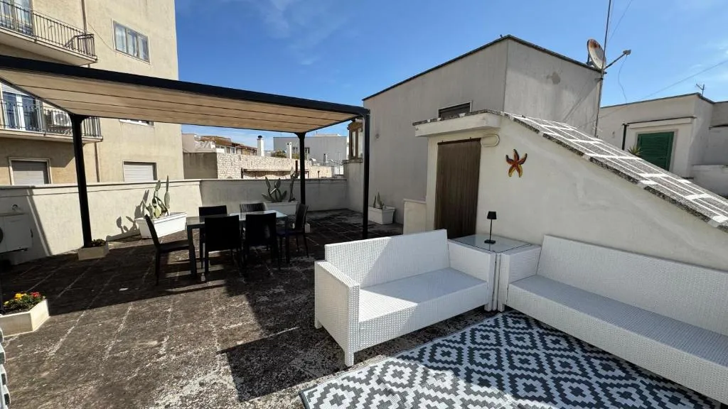 Il Mulino, la terrazza con la pergola, al sole