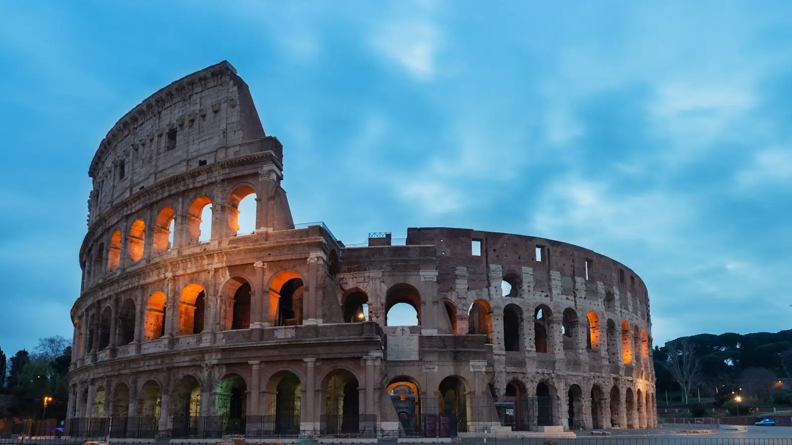 Roma, il Colosseo all'ora blu