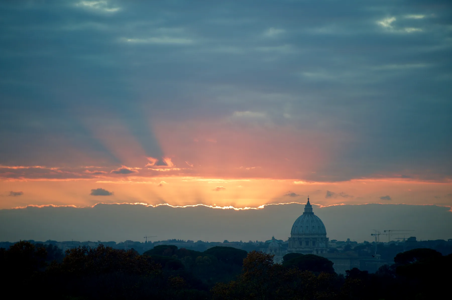 La cupola di San Pietro contro il tramonto, Roma