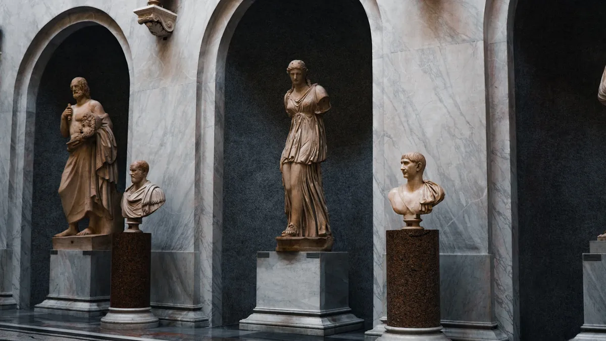 Sculture classiche in un museo romano