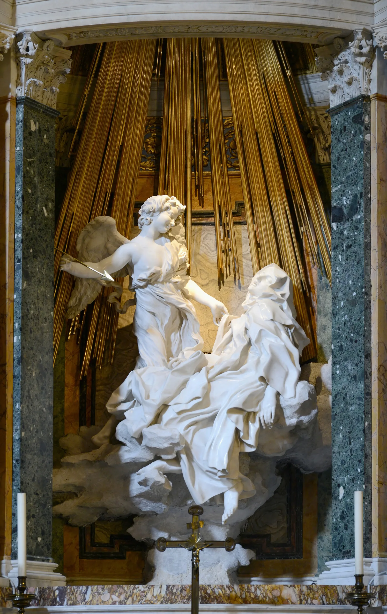 L'Estasi di Santa Teresa di Bernini nella Cappella Cornaro, Santa Maria della Vittoria a Roma: la santa rovesciata sulla nuvola e l'angelo, illuminati dalla luce dorata calata dall'alto