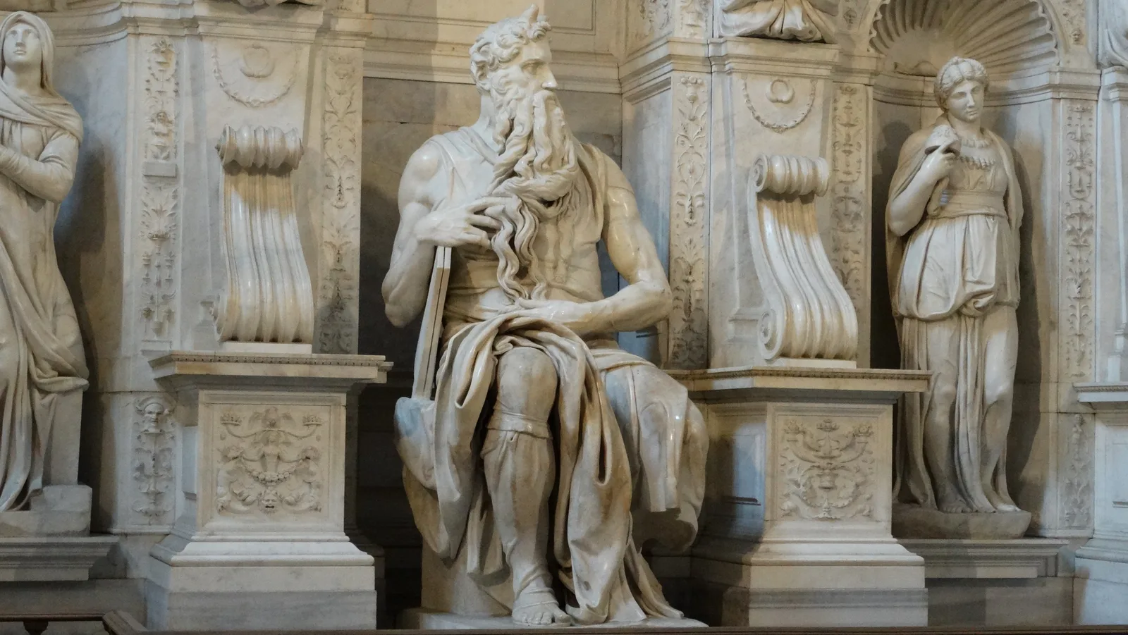 Il Mosè di Michelangelo nel mausoleo di Giulio II, San Pietro in Vincoli a Roma: la figura seduta in marmo con le corna sulla fronte e la barba tra le dita
