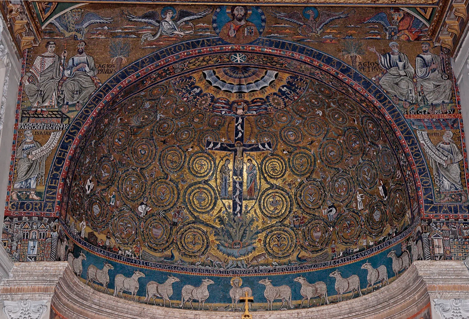 Il mosaico absidale del XII secolo nella Basilica di San Clemente a Roma: il Trionfo della Croce su fondo oro con i girali d'acanto della tradizione bizantina