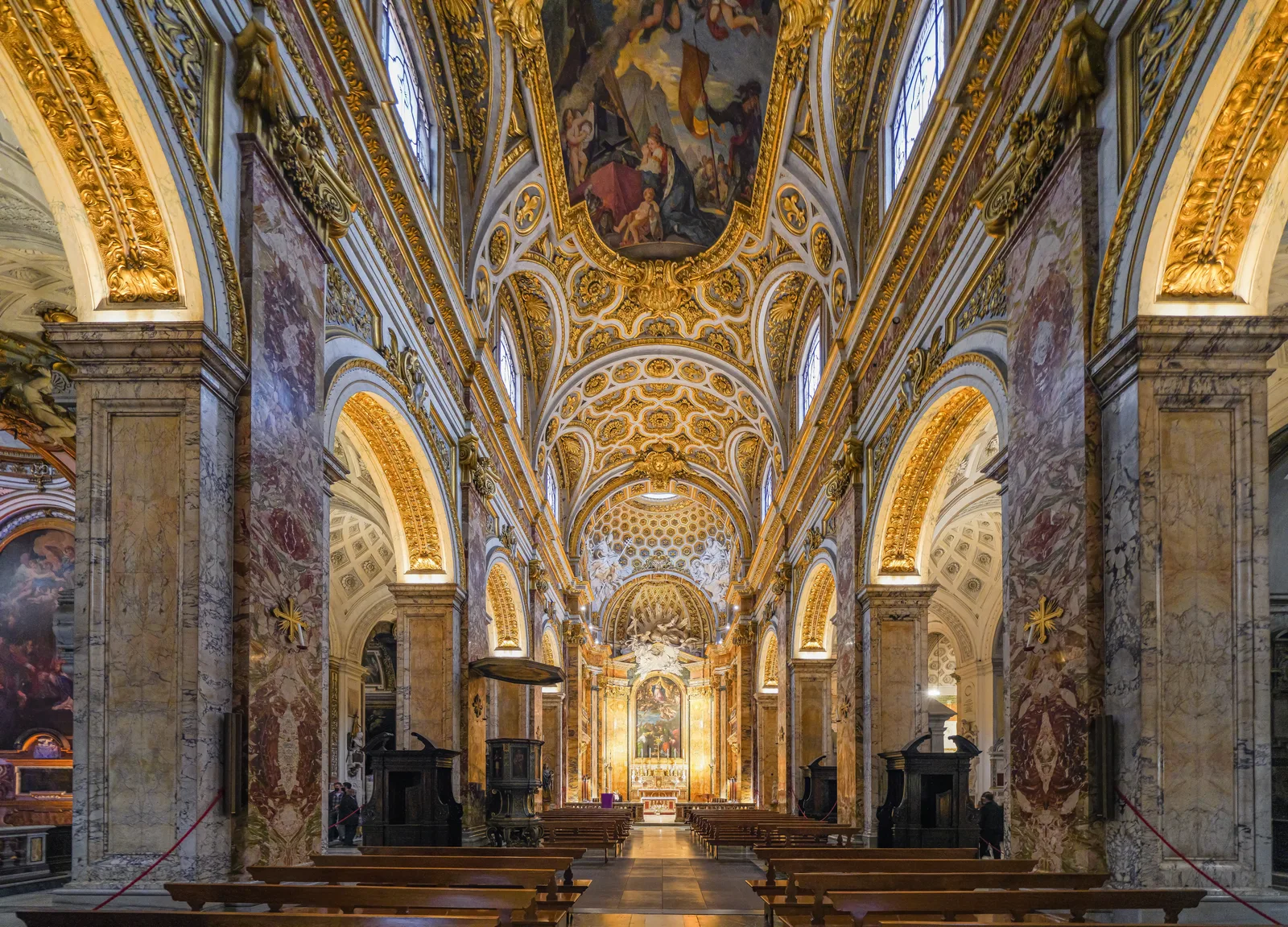 Navata di San Luigi dei Francesi a Roma, con le volte affrescate e le cappelle laterali che custodiscono le tele di Caravaggio