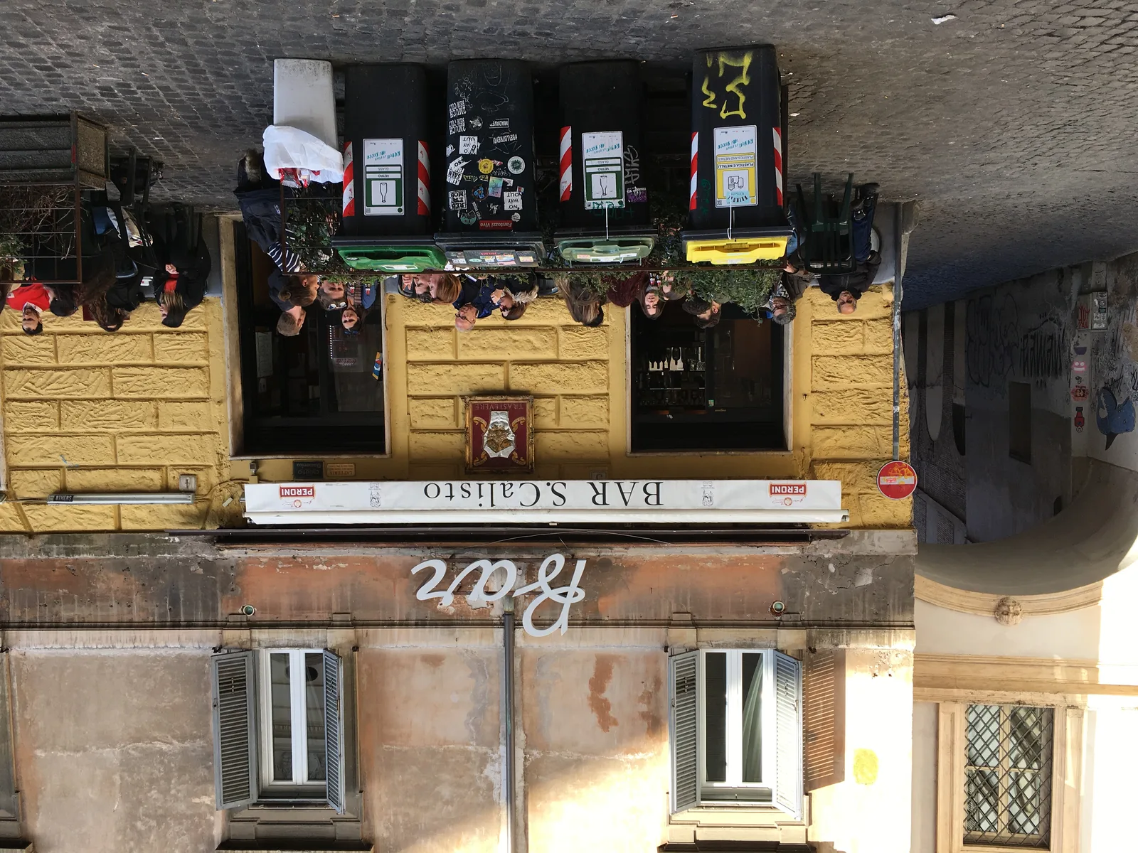 Il Bar San Calisto in piazza San Calisto a Trastevere, Roma: la facciata del bar di quartiere senza pretese, ritrovo dei romani a ogni ora del giorno