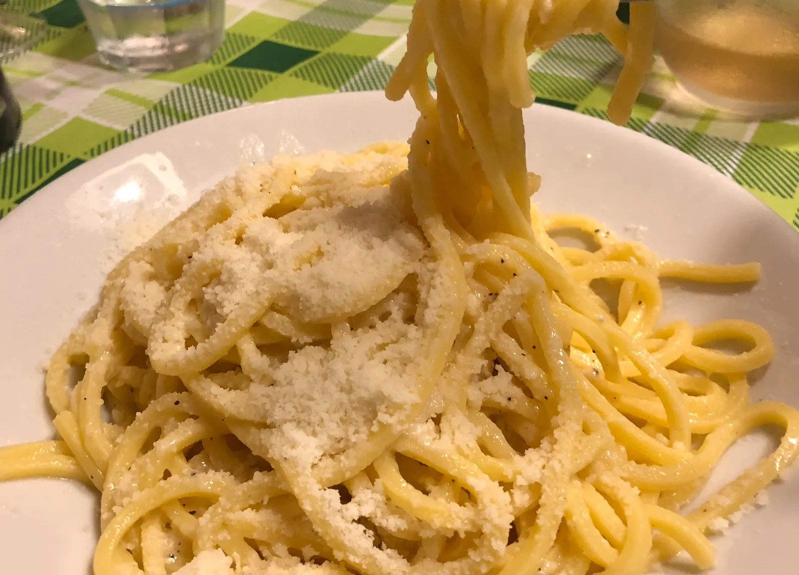Piatto di cacio e pepe servito in una trattoria di Roma, con i tonnarelli avvolti nella crema di pecorino e il pepe nero macinato sopra