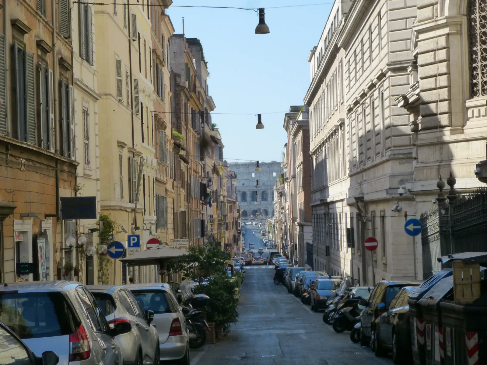 Via dei Serpenti nel rione Monti, con il Colosseo sullo sfondo