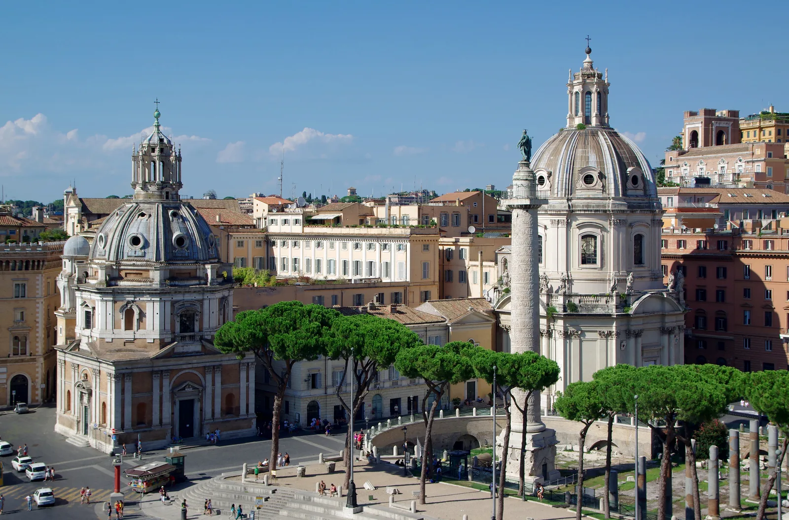 La Colonna Traiana a Roma vista dall'alto tra le cupole delle chiese del Santissimo Nome di Maria e di Santa Maria di Loreto, sopra i Fori Imperiali