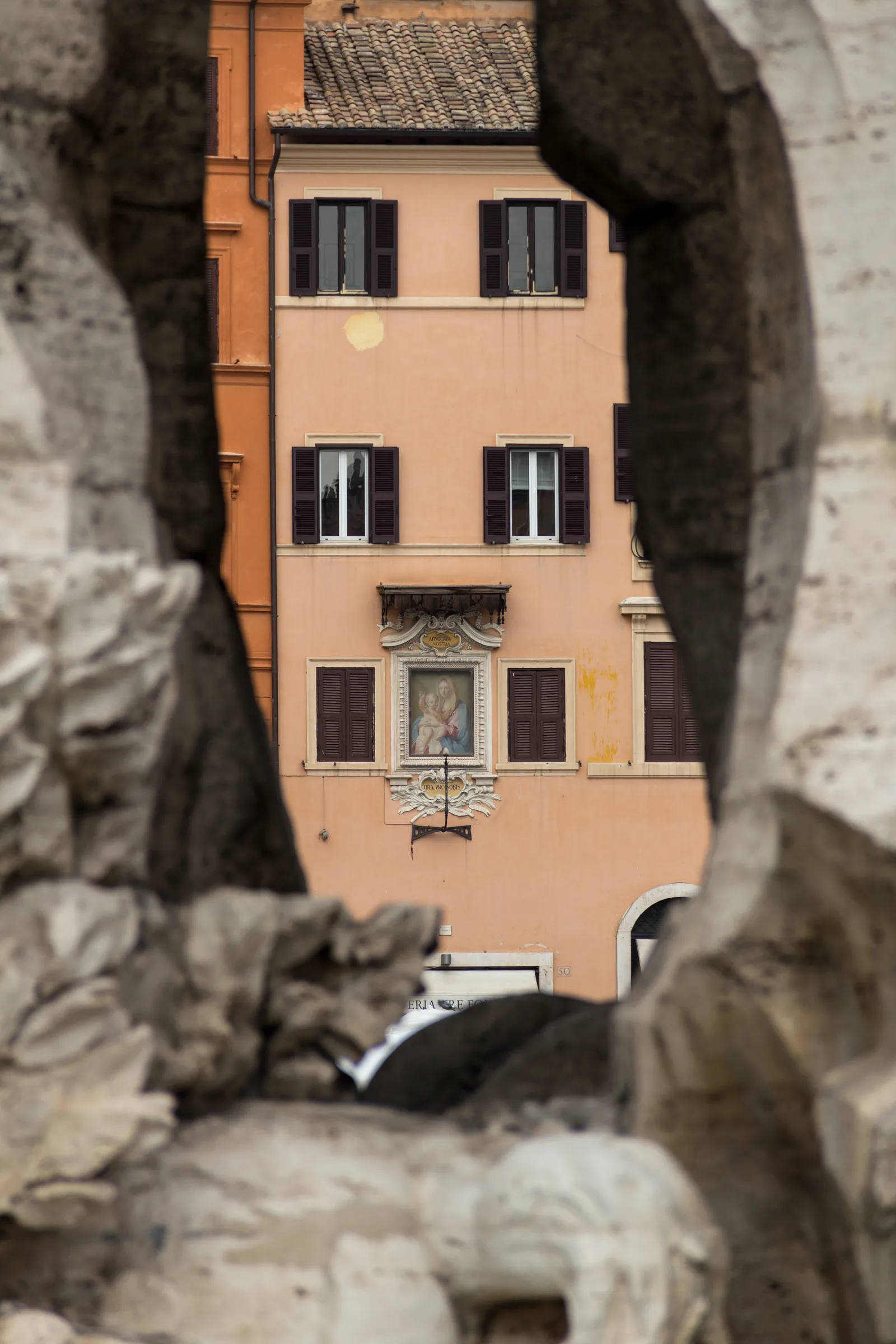 Die Fontana dei Quattro Fiumi von Bernini auf der Piazza Navona in Rom: der Obelisk in der Mitte und die allegorischen Flussstatuen auf dem Travertinsockel
