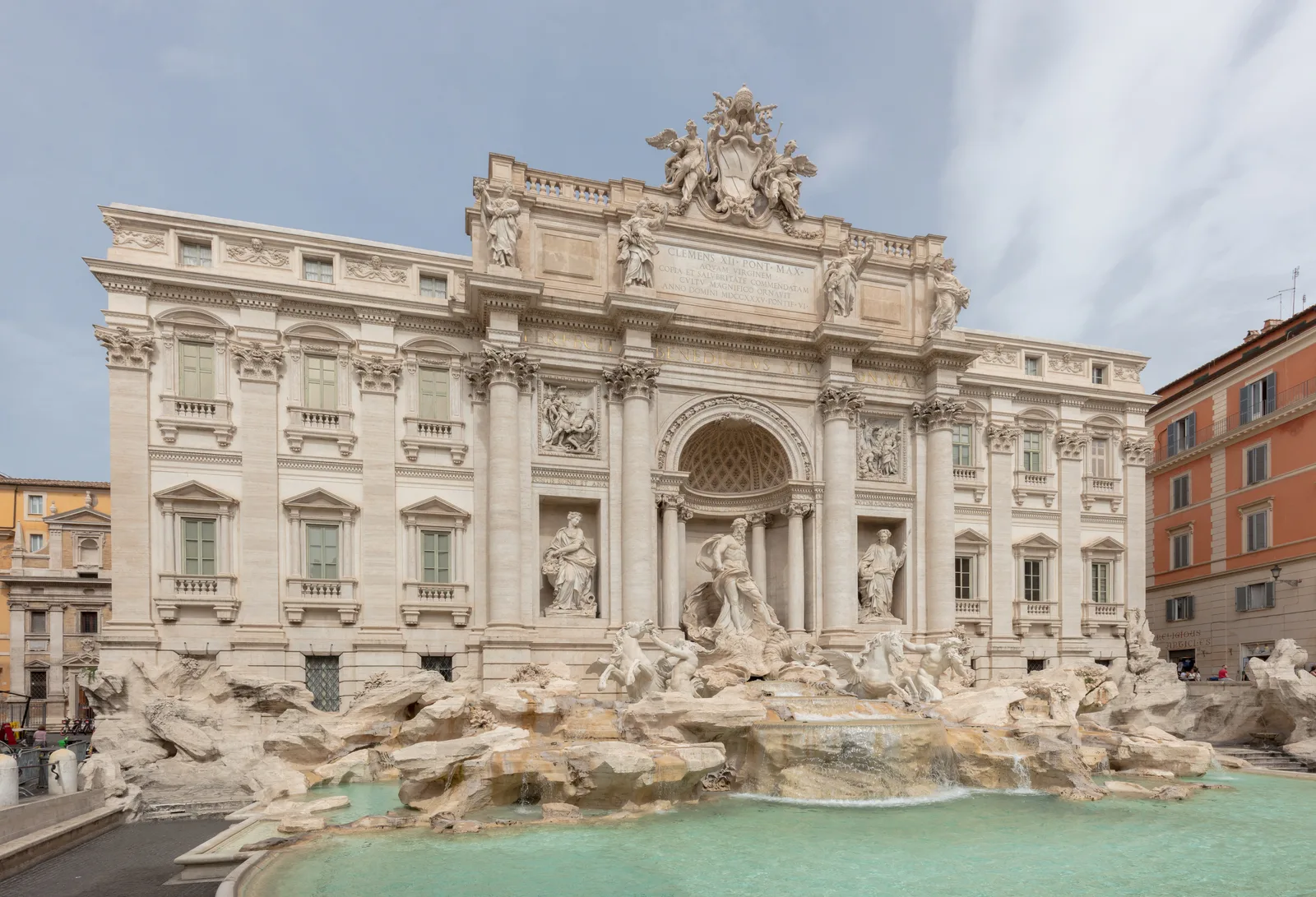 La Fontana di Trevi a Roma: la facciata barocca di Palazzo Poli con Oceano sul carro e le vasche di travertino in primo piano