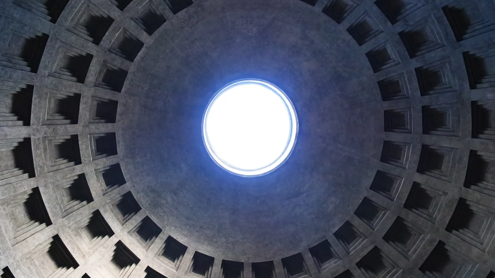 L'oculo del Pantheon di Roma visto dall'interno: l'apertura circolare al centro della cupola a cassettoni, unica fonte di luce dell'edificio