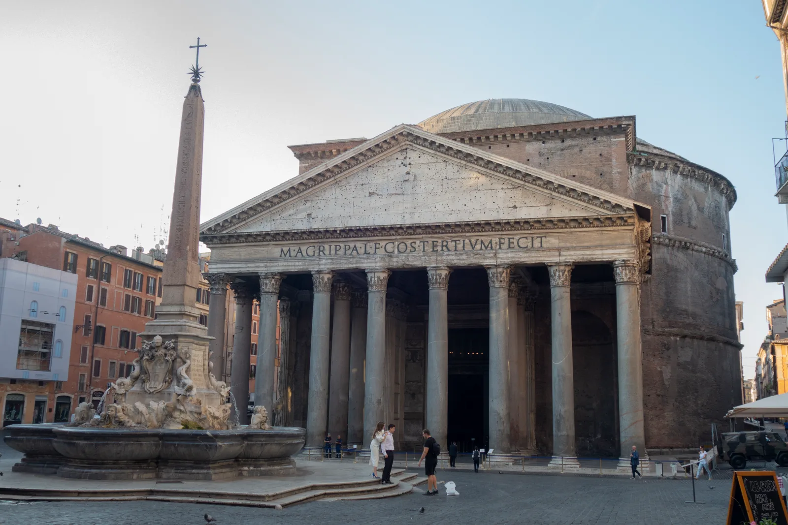 Il pronao del Pantheon di Roma visto dalla piazza della Rotonda, con le colonne in granito, la fontana e l'obelisco in primo piano