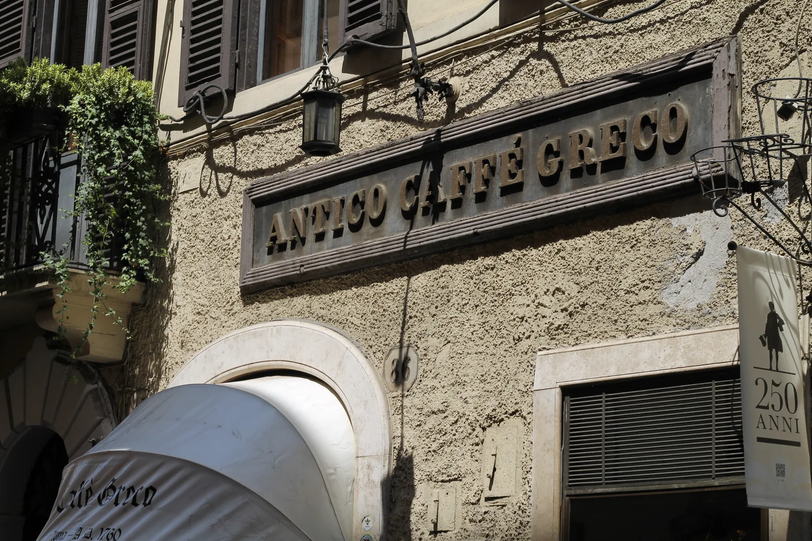 L'interno dell'Antico Caffè Greco in Via dei Condotti a Roma, con i divani rossi, i quadri alle pareti e i tavolini di marmo del caffè aperto nel 1760