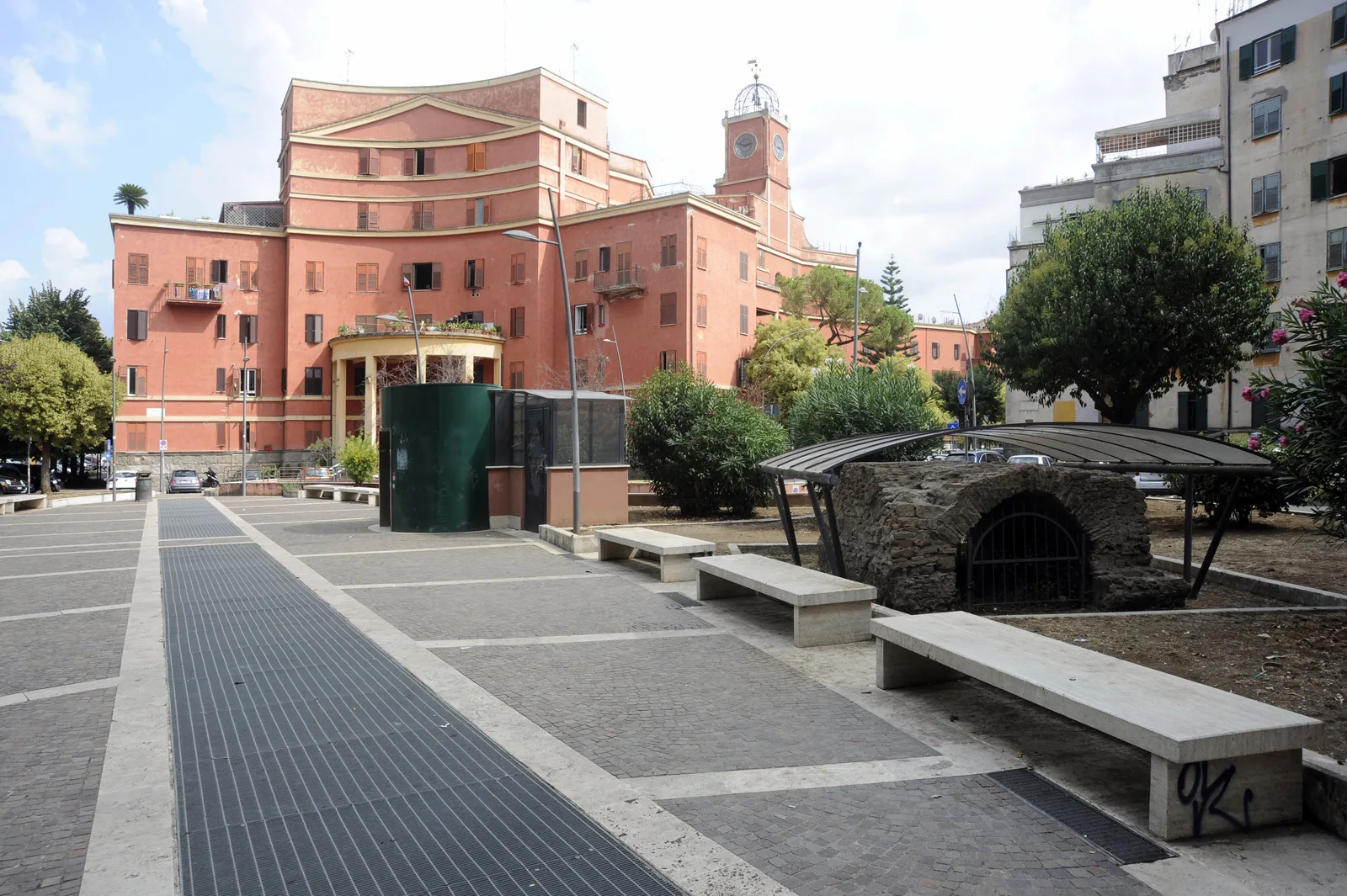 L'Albergo Rosso di Innocenzo Sabbatini alla Garbatella di Roma, edificio in mattoni rossi affacciato su una piazza della borgata giardino degli anni Venti