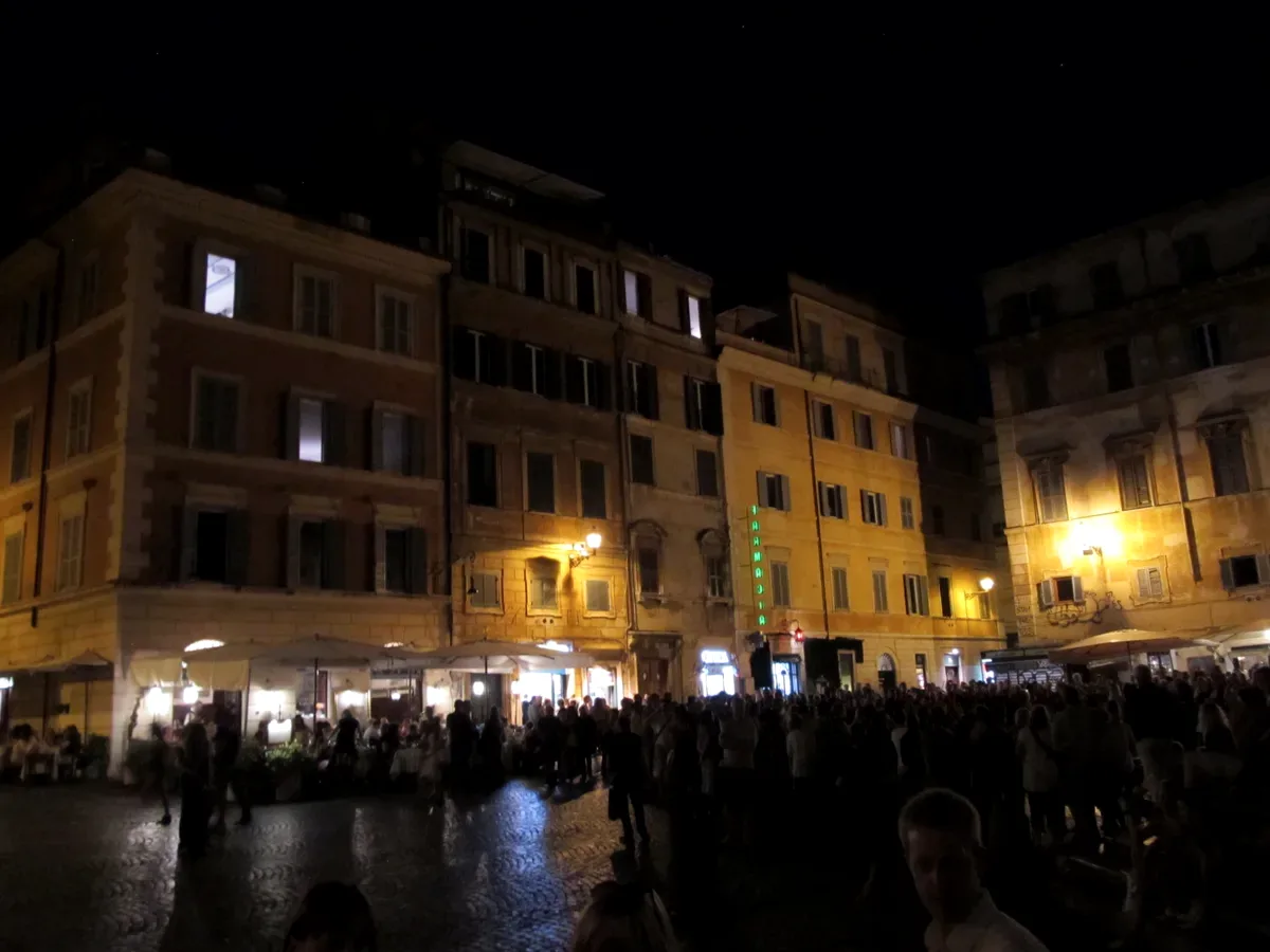 Una piazza di Roma la sera, oggi