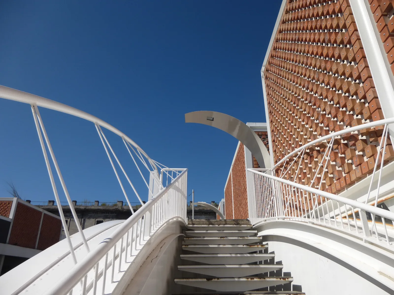 Il Nuovo Mercato di Testaccio a Roma, la struttura moderna inaugurata nel 2012 con i banchi e le tettoie del rione operaio sul fiume