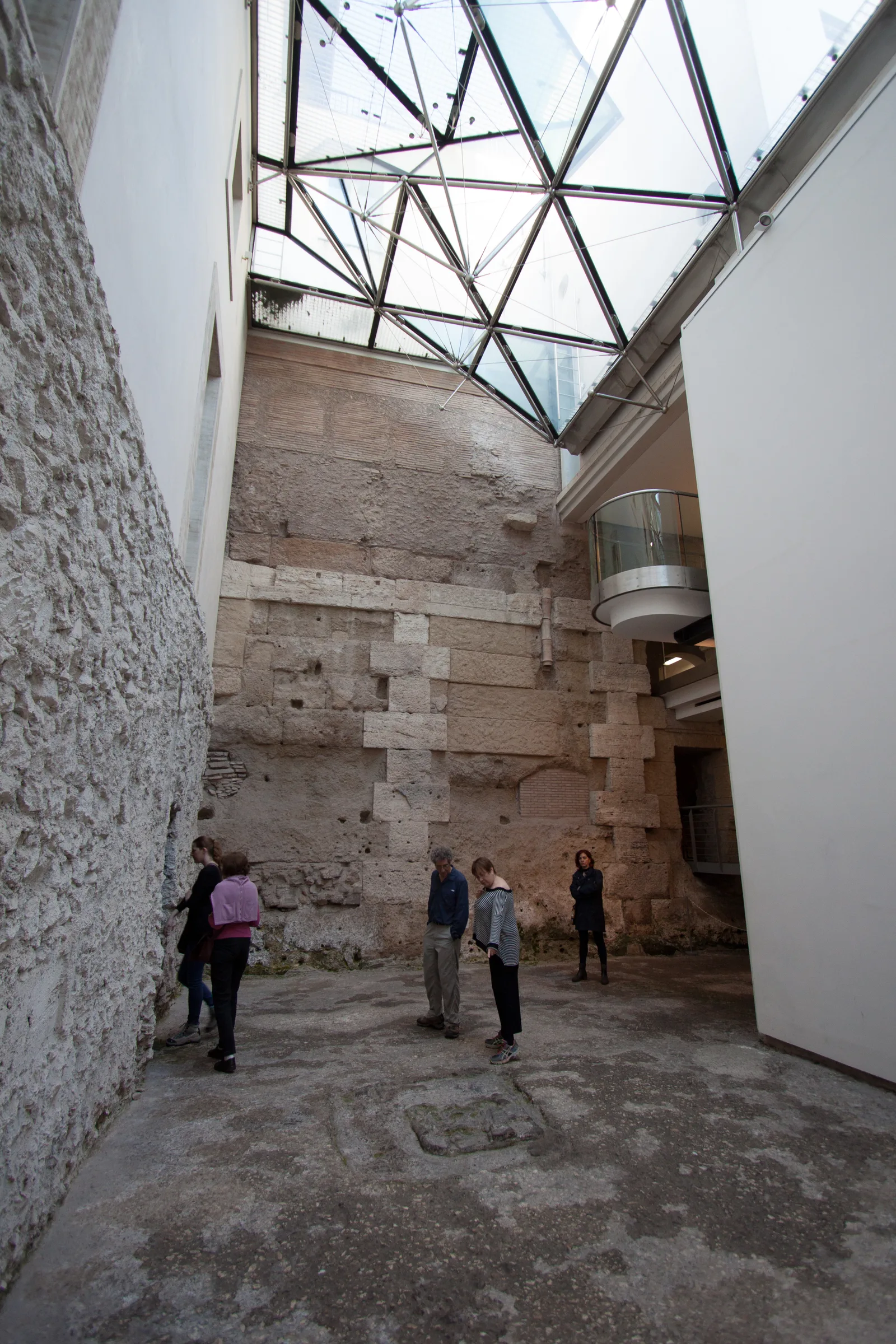 Cortile interno della Crypta Balbi a Roma, sede del Museo Nazionale Romano: murature di epoche diverse sovrapposte in un isolato urbano scavato per intero