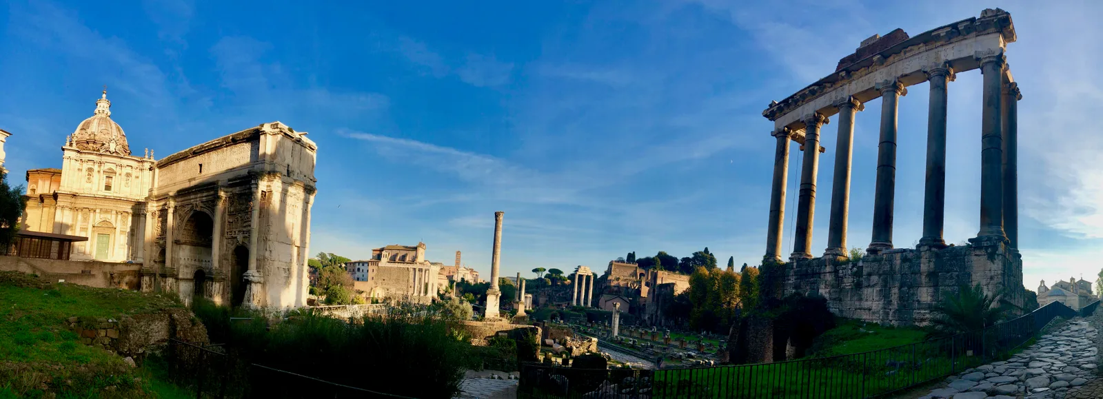 Panorama del Foro Romano a Roma: colonne, basamenti e resti di edifici di epoche diverse affiorano l'uno accanto all'altro nella valle archeologica