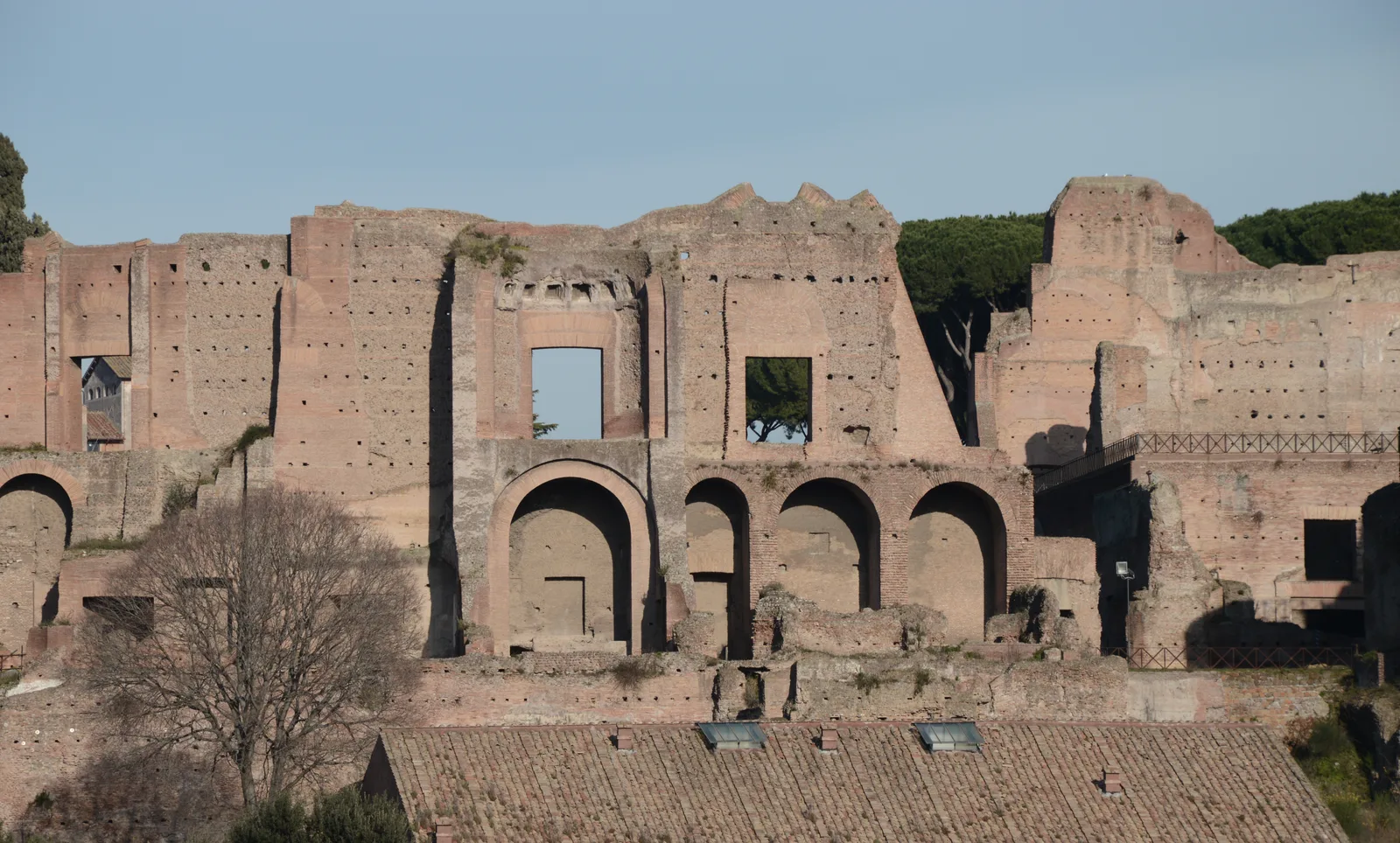 Resti della Domus Augustana sul colle Palatino a Roma: murature in laterizio e arcate del palazzo imperiale di Domiziano, affacciate sulla valle