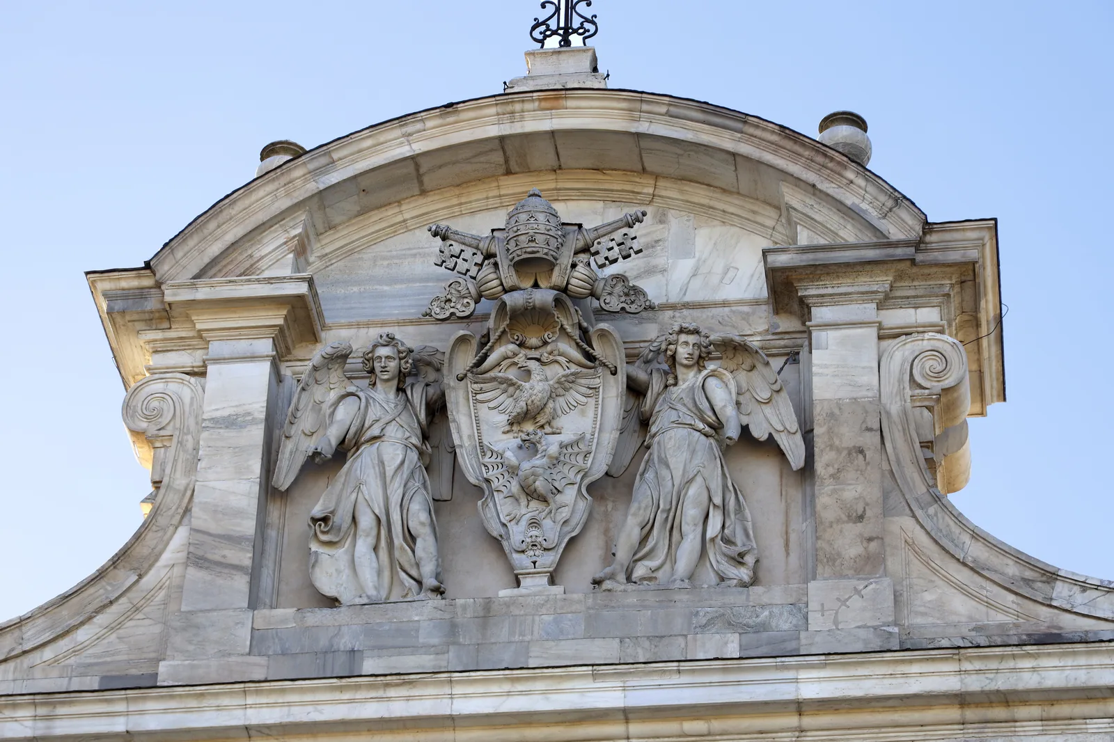 La Fontana dell'Acqua Paola, il Fontanone del Gianicolo a Roma: la facciata barocca a colonne sulla salita che porta alla terrazza di Piazzale Garibaldi
