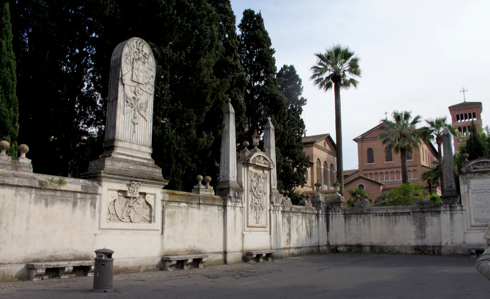 Piazza dei Cavalieri di Malta sull'Aventino a Roma: il portale e le decorazioni disegnati da Giovanni Battista Piranesi, davanti al quale si cerca il celebre buco della serratura del Priorato di Malta