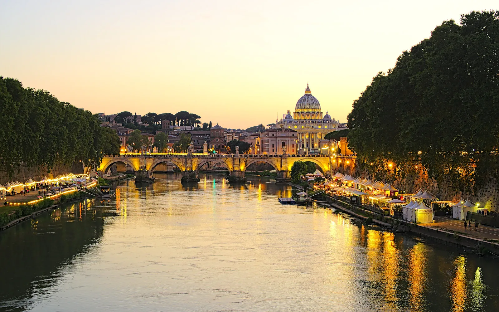 I tetti di Roma all'ora dorata, con la luce calda del tramonto che scivola radente sulle terrazze e sui campanili del centro storico