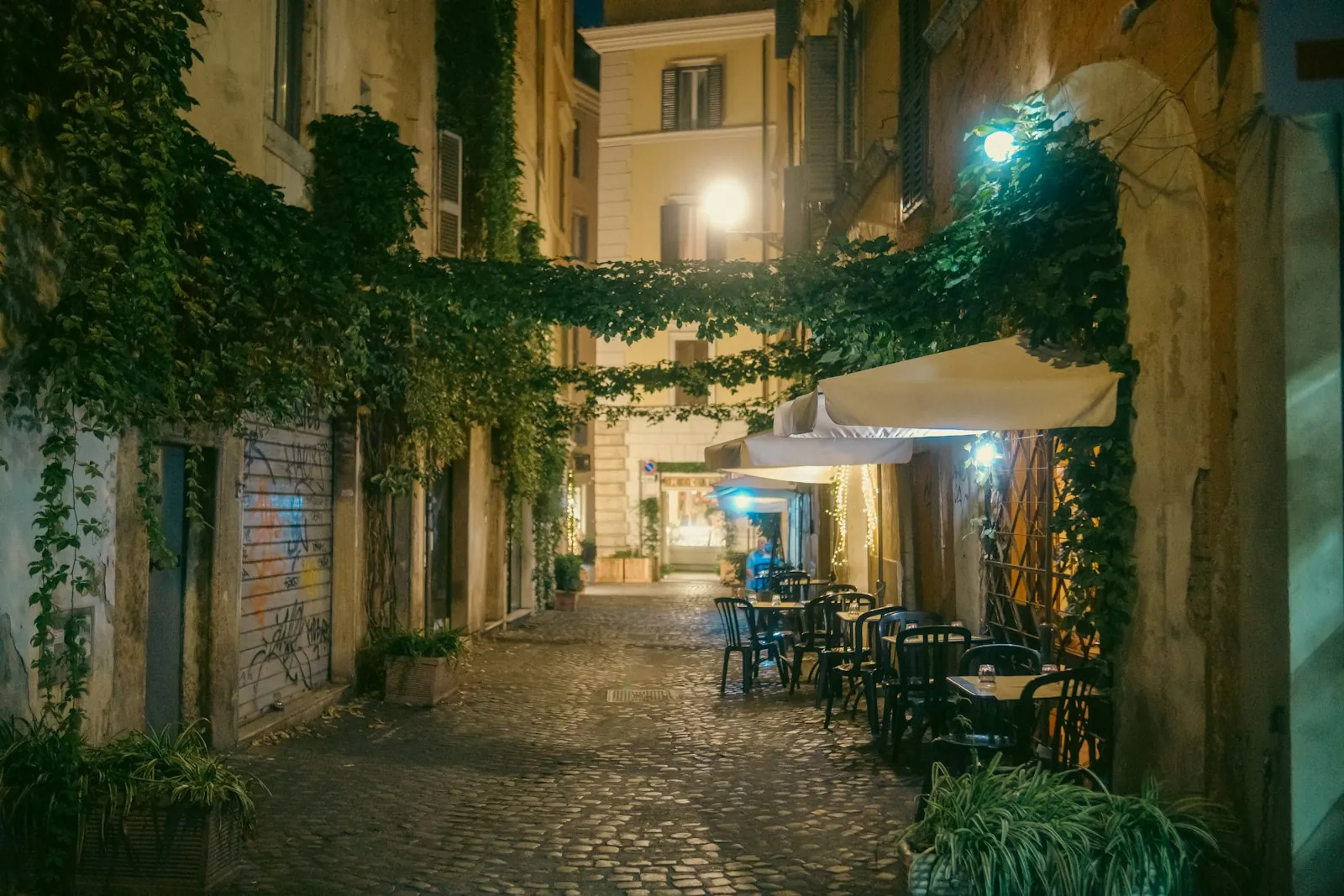 Vicolo di Trastevere con sampietrini ed edera, luce calda della sera