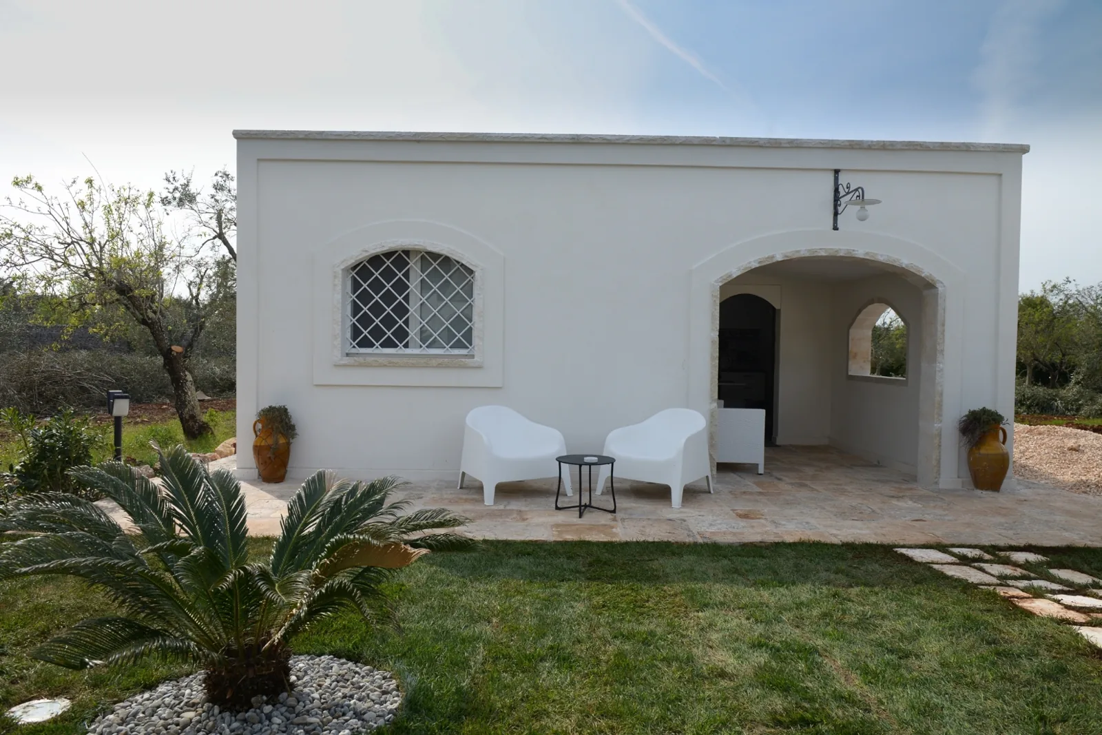 La dependance indipendente con arco e giardino