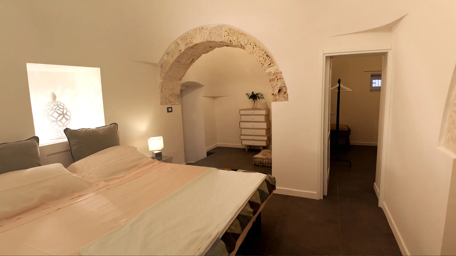 Camera sotto la volta in pietra di un trullo restaurato