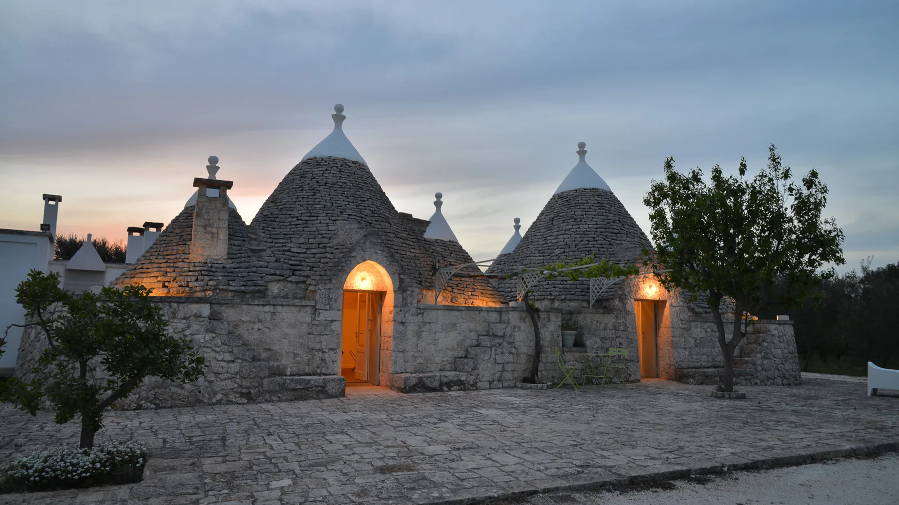 I trulli di Trullux all'imbrunire