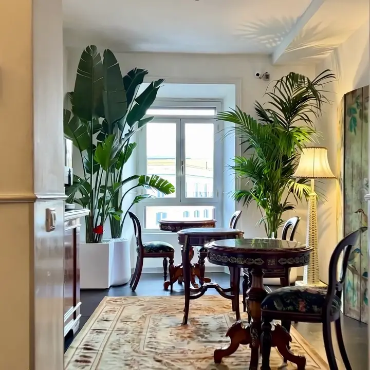 La lounge comune di Imperial Suite Rome, con il caffè del mattino