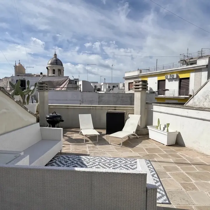 La terraza con la pérgola.