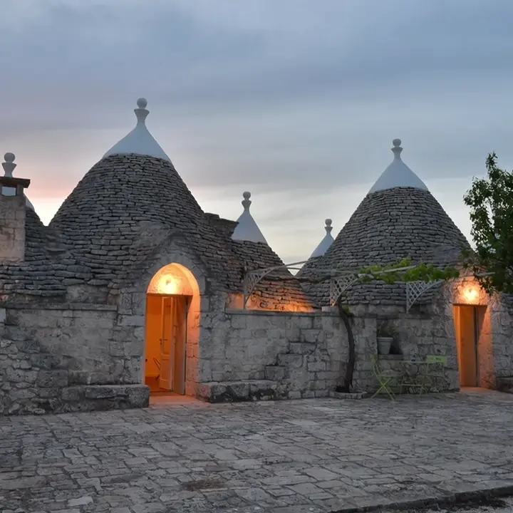 Una habitación bajo la bóveda de piedra de un trullo restaurado